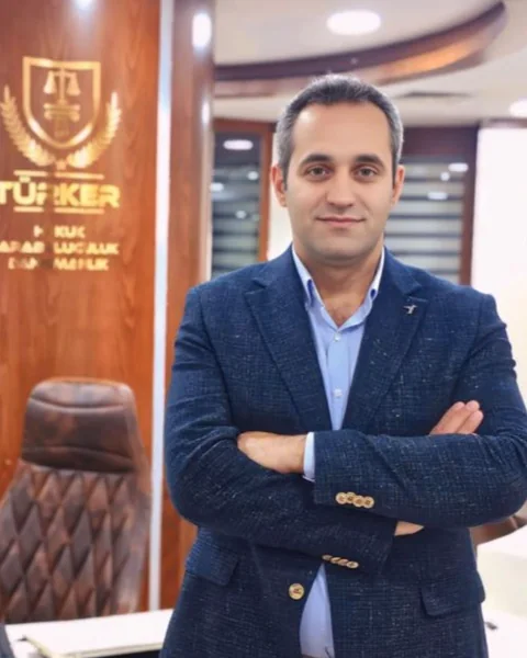 Av. Mehmet Türker, Türker Hukuk Bürosu’ndaki çalışma odasında