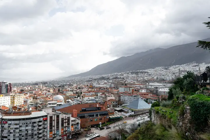 Uludağ’ın eteklerine yayılan Bursa şehri