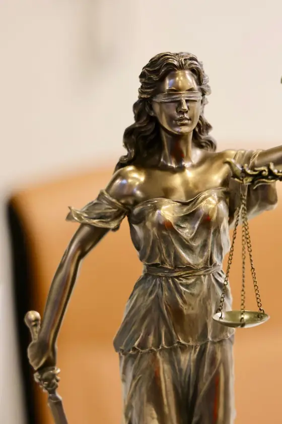 Gözleri bağlı, elinde terazi ve kılıç tutan bronz Themis heykeli