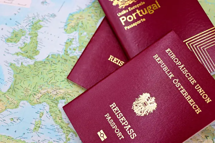 Dünya haritası üzerinde pasaportlar